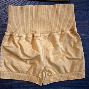 FREE PEOPLE prajna short. Golden